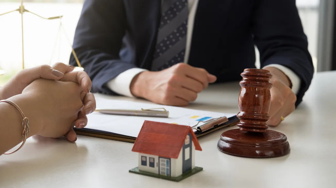 Embargo de vivienda por deuda no hipotecaria: claves reales para evitar perder tu casa